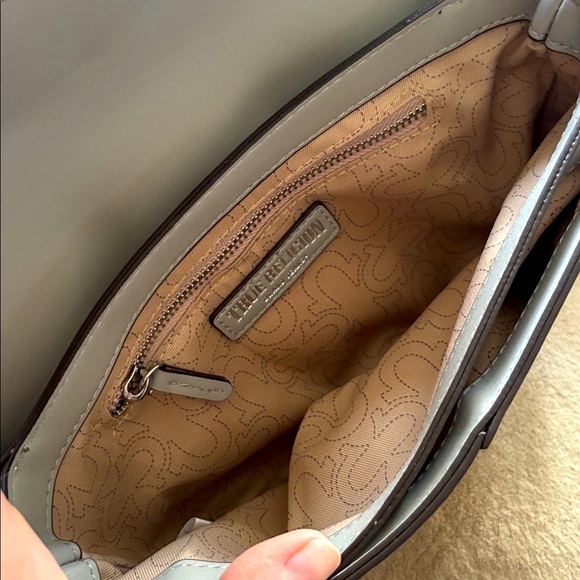 Brand New True Religion Wide Strap Crossbody Bag Metal Logo Accent Light Gray - Picture 13 of 16